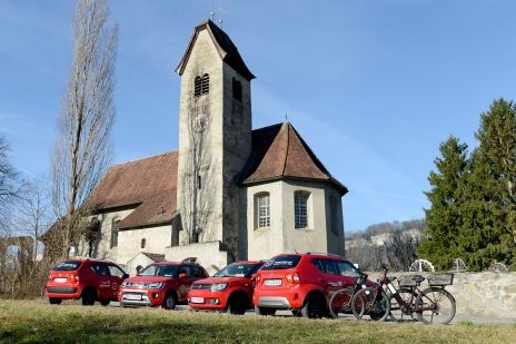 Dienstfahrzeuge (PKW und E-Bikes) des Krankenpflegevereins Feldkirch-Levis-Tisis vor der Kirche St. Michael